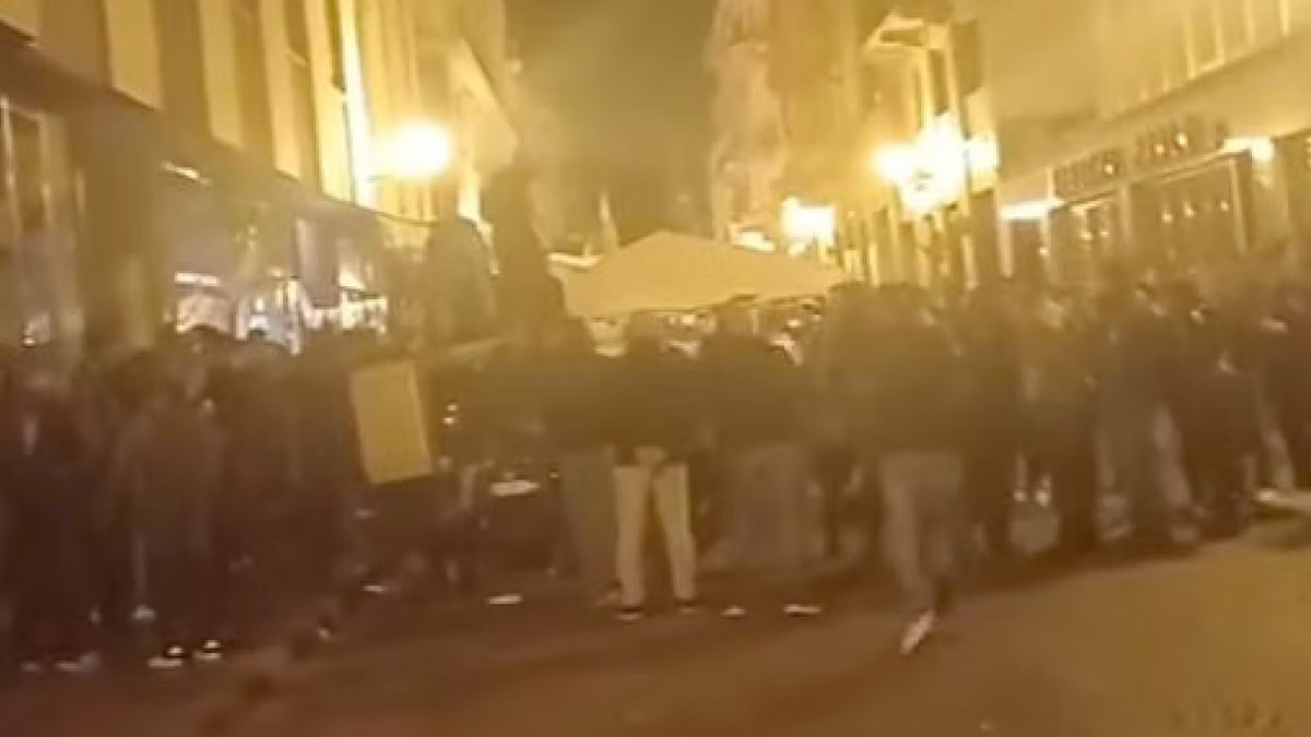 Alcuni partecipanti all’adunata degli Alpini a Biella cantano “Faccetta Nera”, ripresi in un video diffuso su Facebook