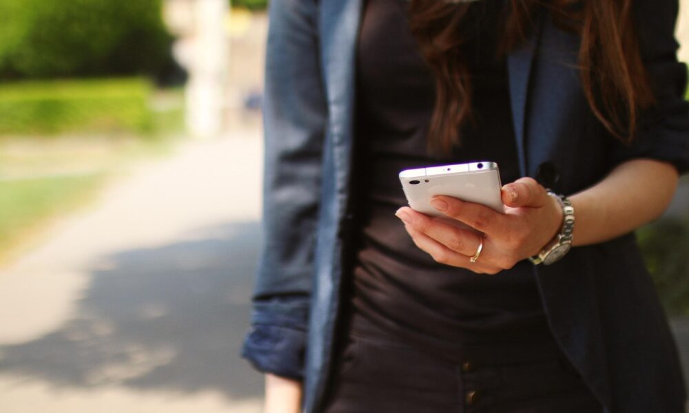 Ragazza con smartphone