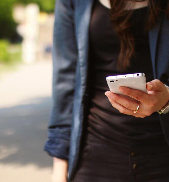 Ragazza con smartphone