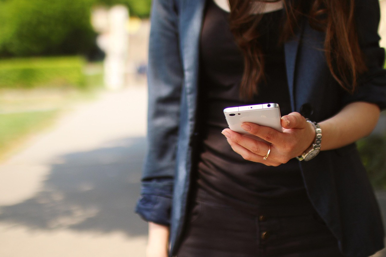 Ragazza con smartphone