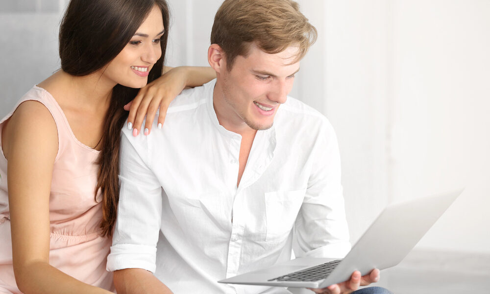 Coppia che cerca casa online
