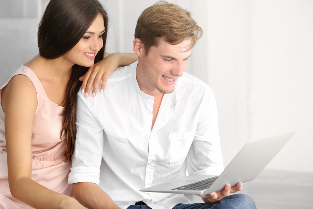Coppia che cerca casa online