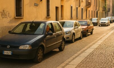 Auto datate posteggiate