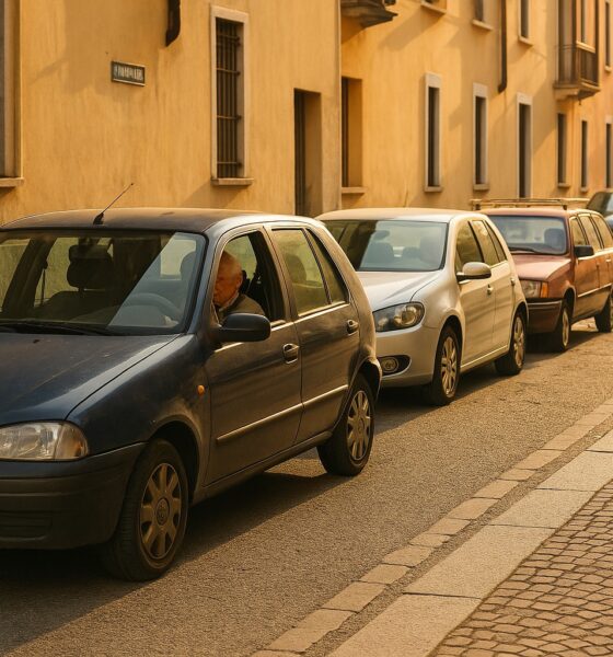 Auto datate posteggiate