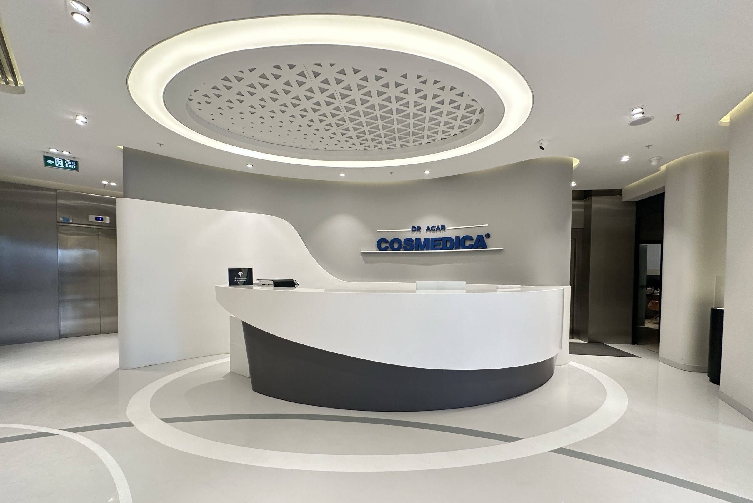 Reception della clinica Cosmedica: tecnologicamente all'avanguardia