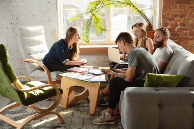 Giovani europei in fuga dalla convivenza: il 52 % vuole casa propria