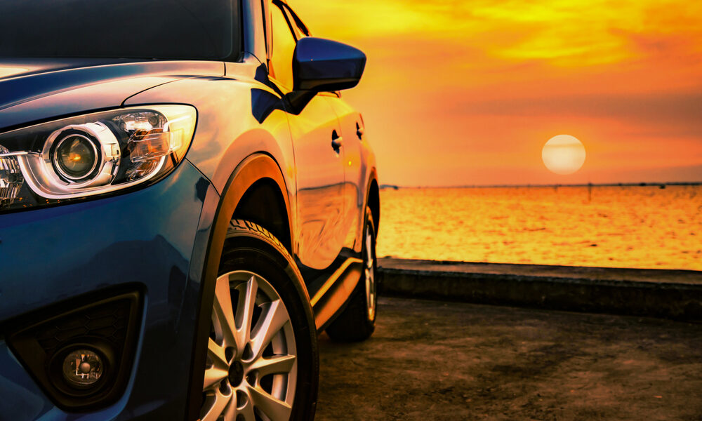 Auto di lusso in riva al mare