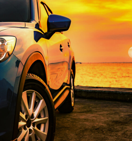 Auto di lusso in riva al mare