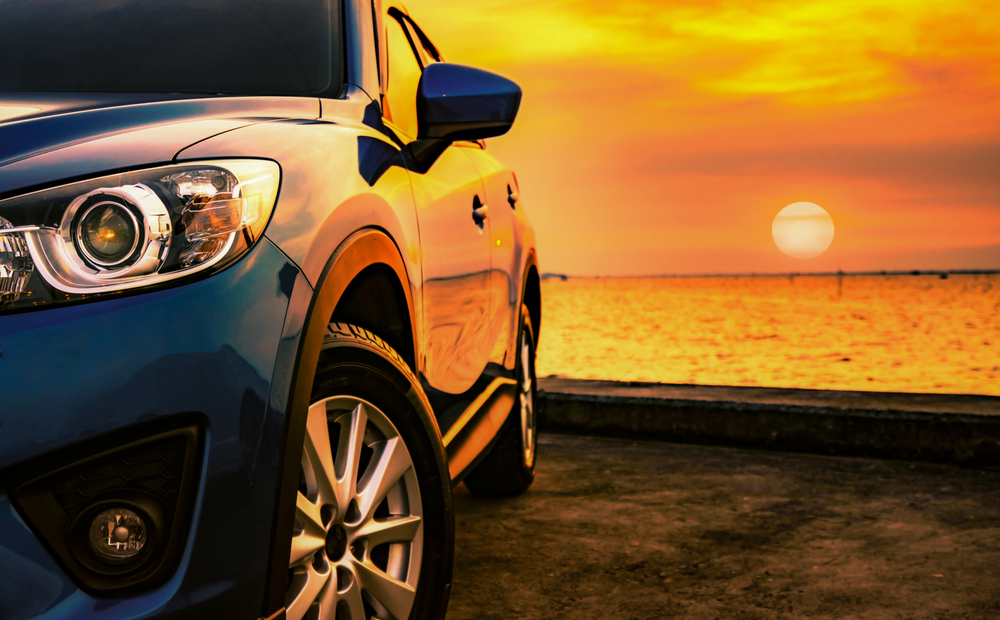 Auto di lusso in riva al mare