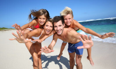 Famiglia felice in spiaggia