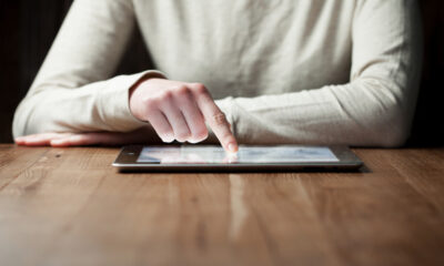 Ragazza al tablet