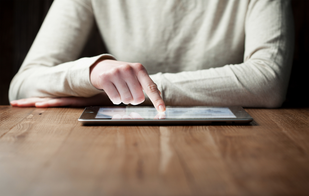 Ragazza al tablet