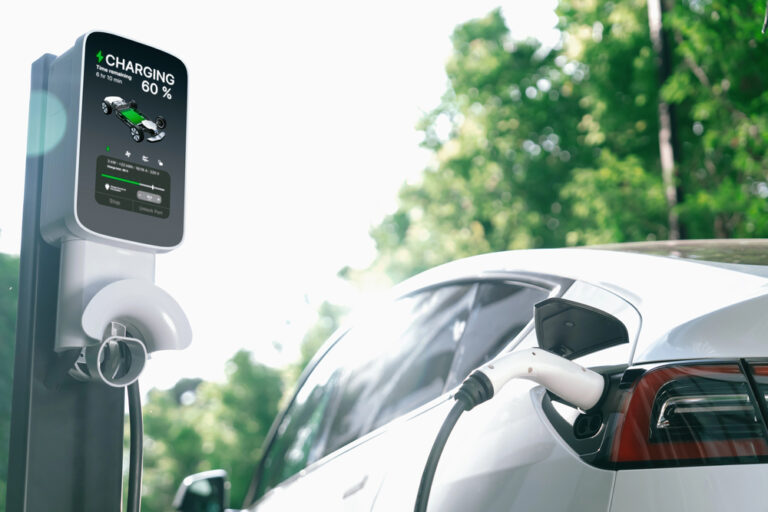 Incentivi auto elettriche 2025: italiani divisi, ma senza bonus l’elettrico non decolla