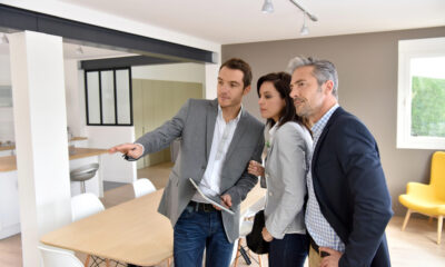 Coppia con un agente immobiliare