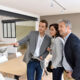 Coppia con un agente immobiliare