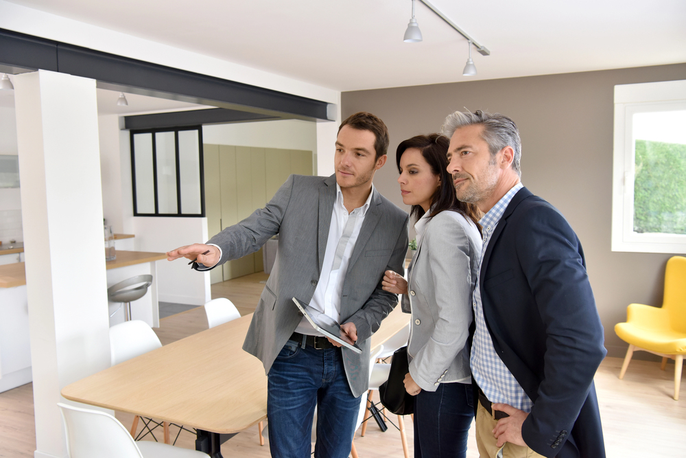 Coppia con un agente immobiliare