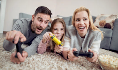 Famiglia che gioca ai videogiochi