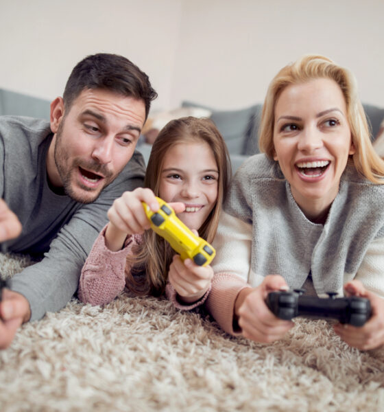 Famiglia che gioca ai videogiochi