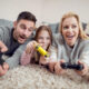 Famiglia che gioca ai videogiochi