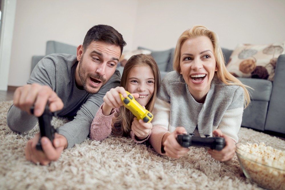 Famiglia che gioca ai videogiochi