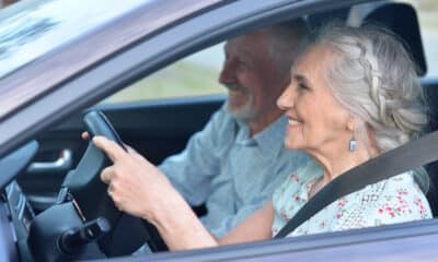 Coppia di anziani in auto