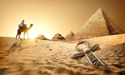 Deserto e piramidi in Egitto