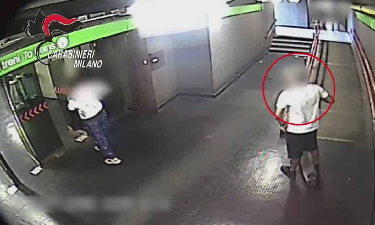 Fotogramma del video dello stupratore della Metropolitana di Milano (© Carabinieri)