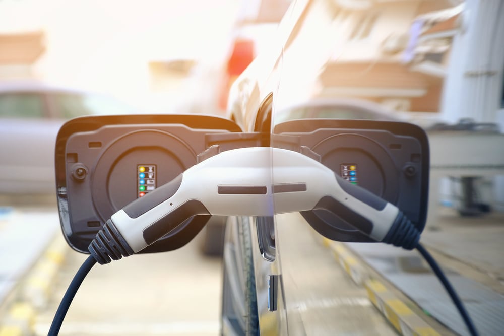 Auto elettrica in ricarica