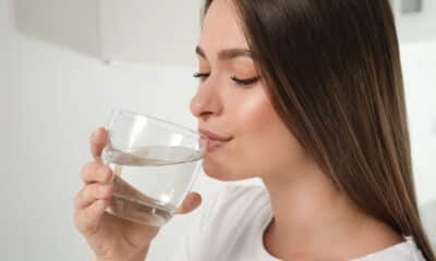 Ragazza che beve un bicchiere di acqua
