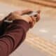 Persona con smartphone
