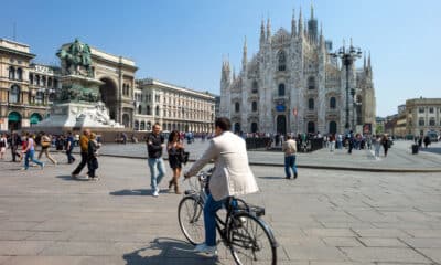 In bicicletta davanti al Duomo di Milano