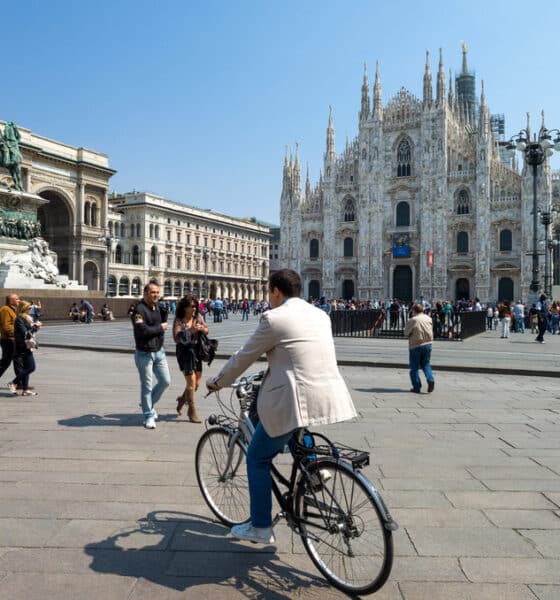 In bicicletta davanti al Duomo di Milano