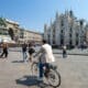 In bicicletta davanti al Duomo di Milano