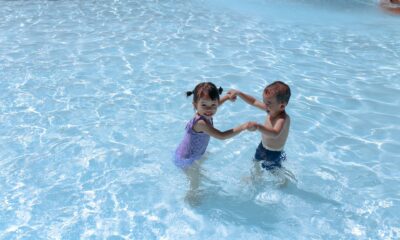 Bambini in piscina