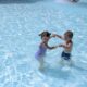 Bambini in piscina