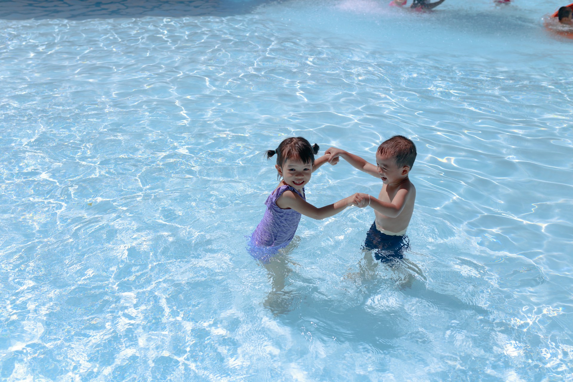 Bambini in piscina