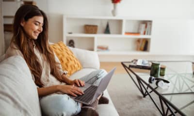 Ragazza con notebook sul divano