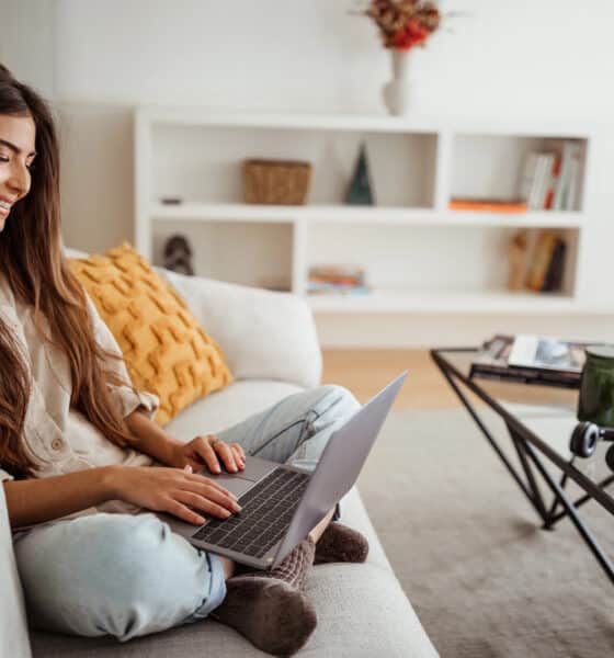 Ragazza con notebook sul divano