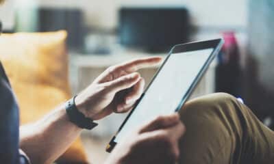 Uomo che utilizza un tablet