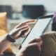 Uomo che utilizza un tablet