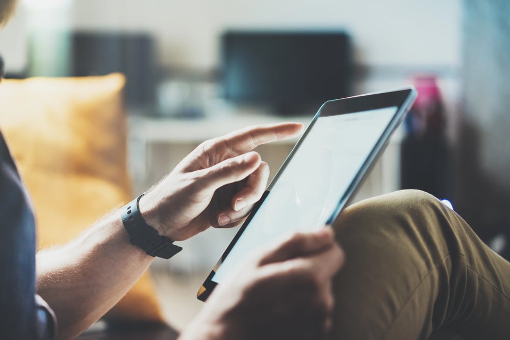 Uomo che utilizza un tablet