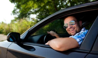 Uomo alla guida di un'auto