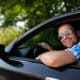 Uomo alla guida di un'auto