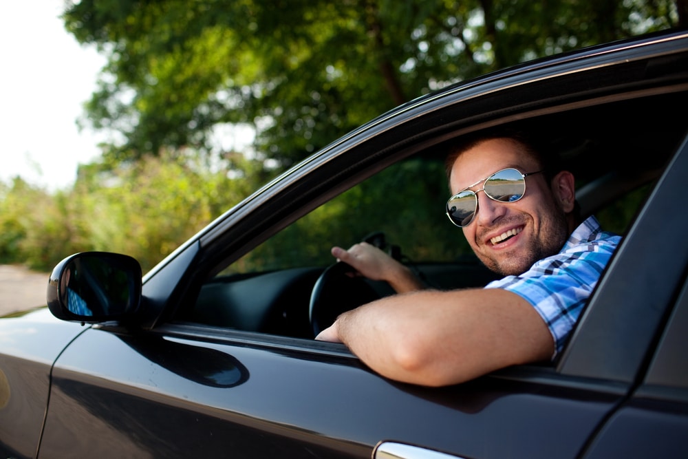 Uomo alla guida di un'auto