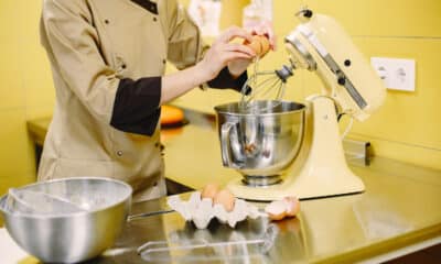 Preparazione dolci con impastatrice