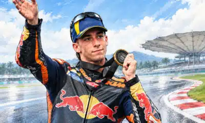 Illustrazione editoriale di Pedro Acosta in tuta da gara, con sullo sfondo una curva stilizzata del circuito.