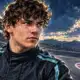 Illustrazione editoriale di un pilota di Formula 1 in tuta scura con accenti turchesi, davanti a un accenno di circuito.