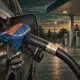 Pistola erogatrice inserita in una pompa carburante generica, illustrata in un distributore senza marchi.
