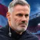 Ritratto editoriale di Jamie Carragher su uno sfondo sportivo astratto, per la notizia dell’annuncio di Aston Villa.
