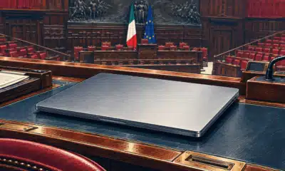 Un computer portatile chiuso su un banco, con l’aula della Camera sullo sfondo.